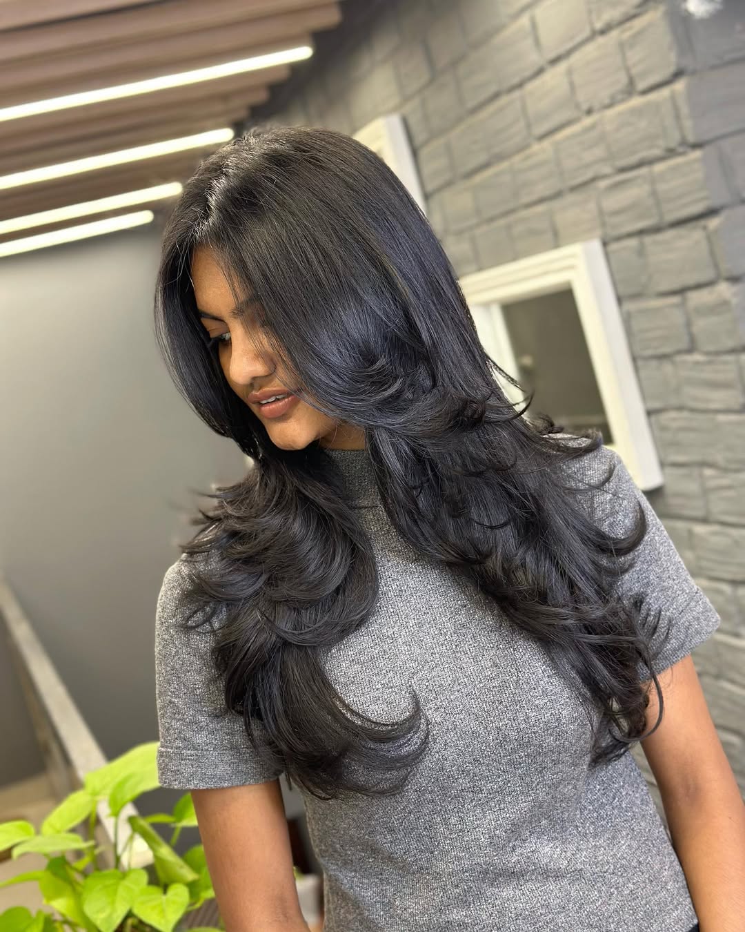 A woman with a chic, shoulder-length bob, perfect for flattering summer haircuts 2026. The style is sleek and slightly layered, framing her face beautifully for warm weather events.