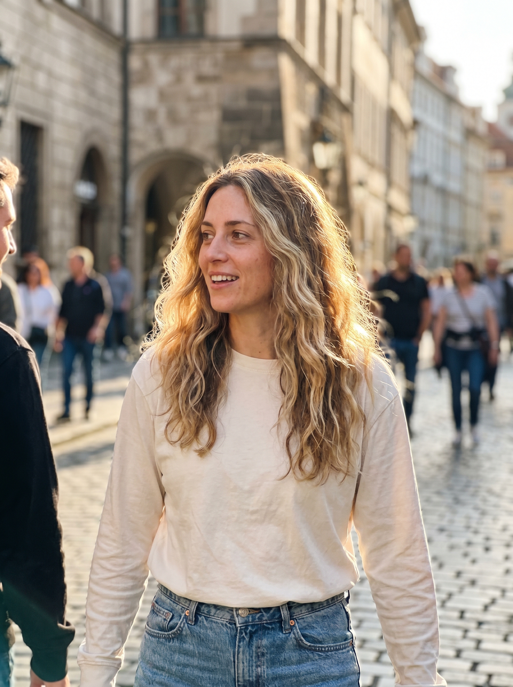 Golden balayage summer 2026 with a 'Sun-Bleached Botticelli Wave' featuring pale gold and light caramel tones, ideal for a bohemian and effortless vacation look.