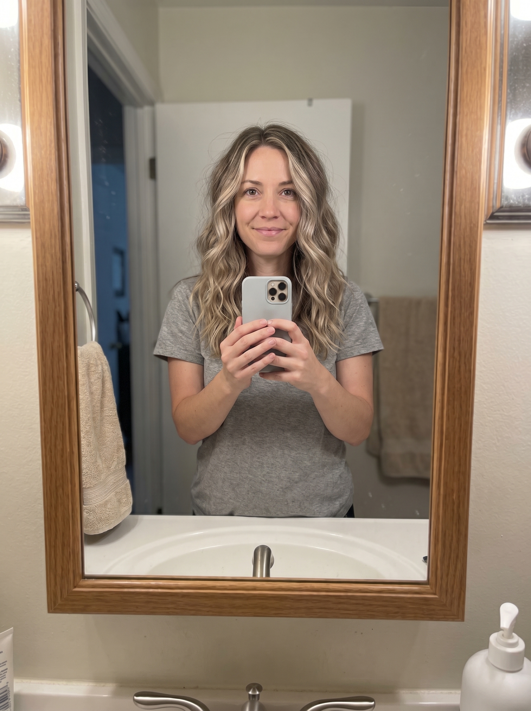 Soft sandstone face-framing highlights for summer hair 2026, offering a bright, refined, and effortless look with cool beige and mushroom blonde tones.