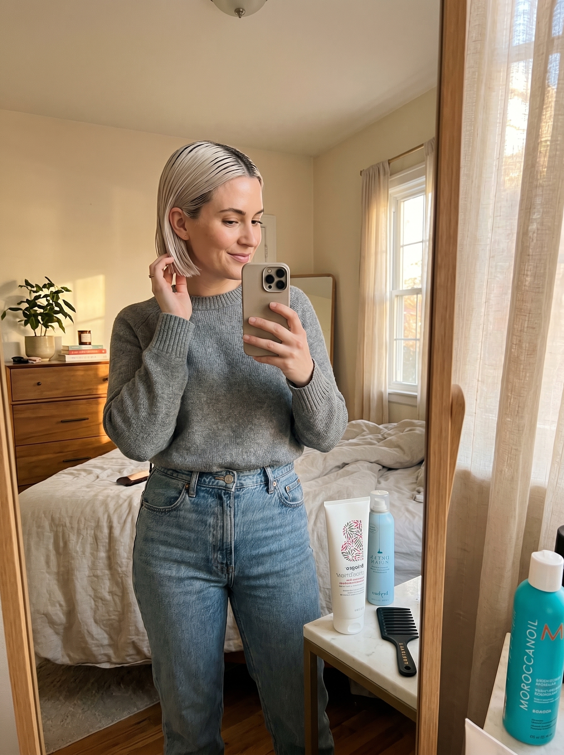 Sleek and modern Hydro-Blonde slick-back bob with a high-gloss, wet-look finish. This edgy style is perfect for the beach, pool parties, fashion events, or summer night outs, making it a bold choice for summer hair ideas for blondes 2026.