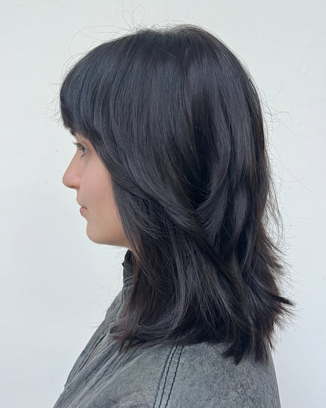 Blonde woman with sun-kissed skin showcases stylish summer haircuts inspiration 2026, featuring choppy layers and face-framing highlights perfect for a casual day out or beach vacation.