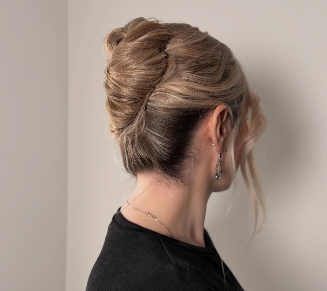 A woman confidently showcases a sleek, high ponytail, a top summer hairstyle of 2026, ideal for beating the heat with style.