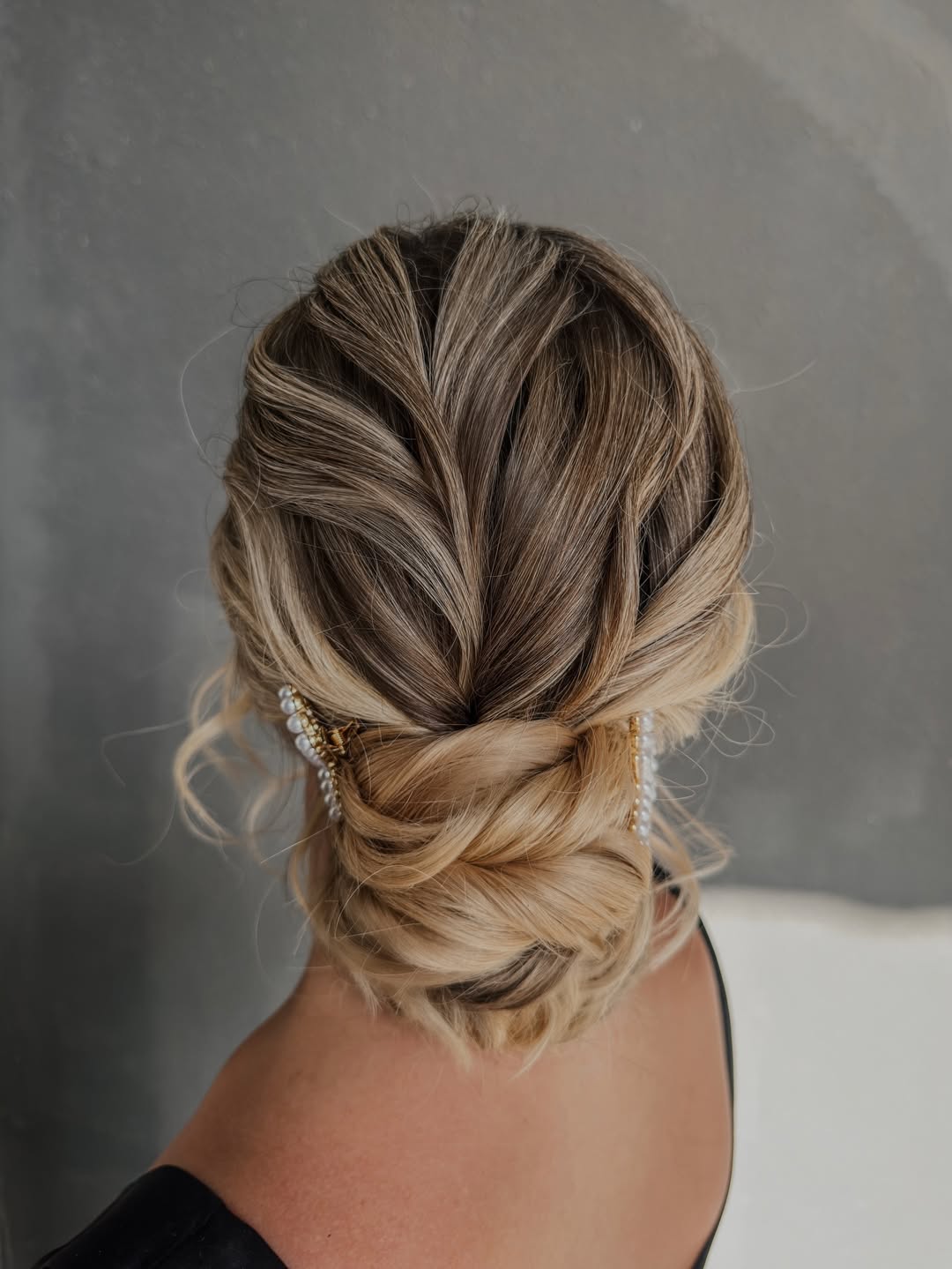 Close-up of a woman with a sleek, high ponytail, showcasing one of the top summer hairstyles 2026. Her hair is pulled back, highlighting her face, perfect for hot weather or a chic event.