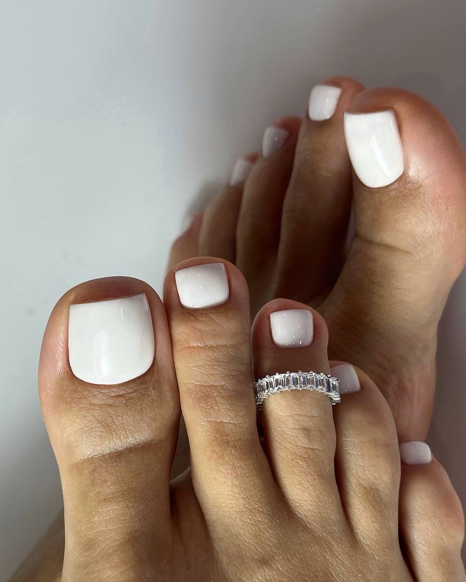 Clean White Pedicure Glossy Short Squoval