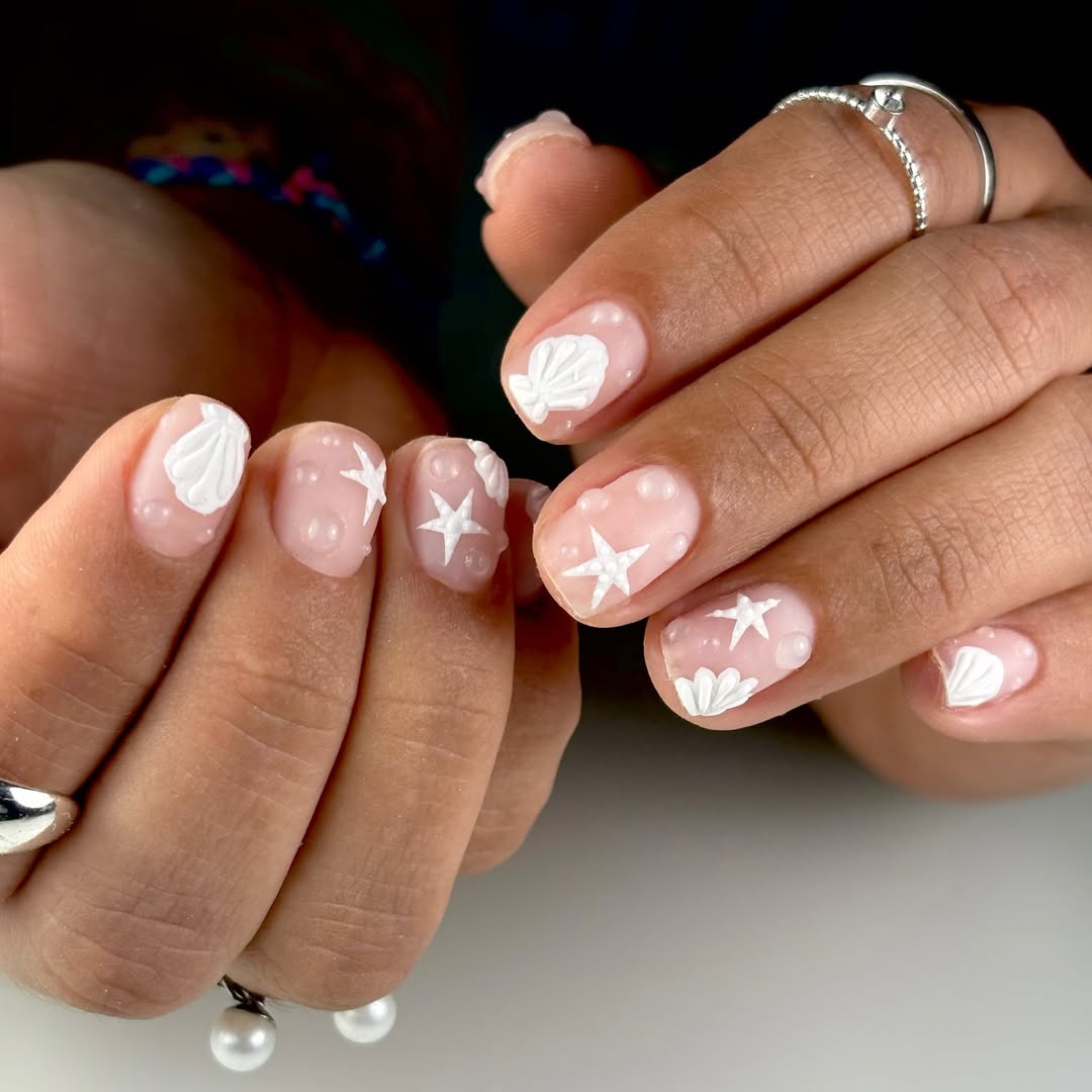 Clear Jelly Short Nails With 3D White Starfish And Shells