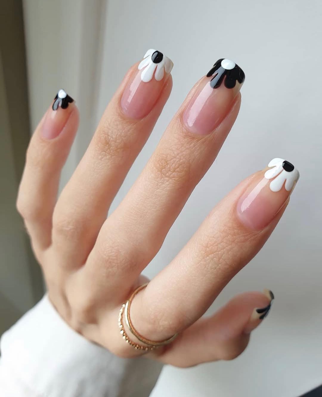 Cute Black and White Daisy French Tips