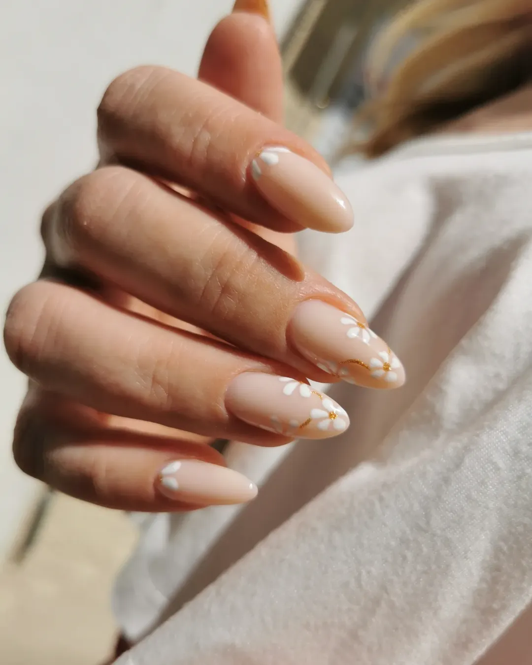 Cute Daisy Floral Nude Almond Nails