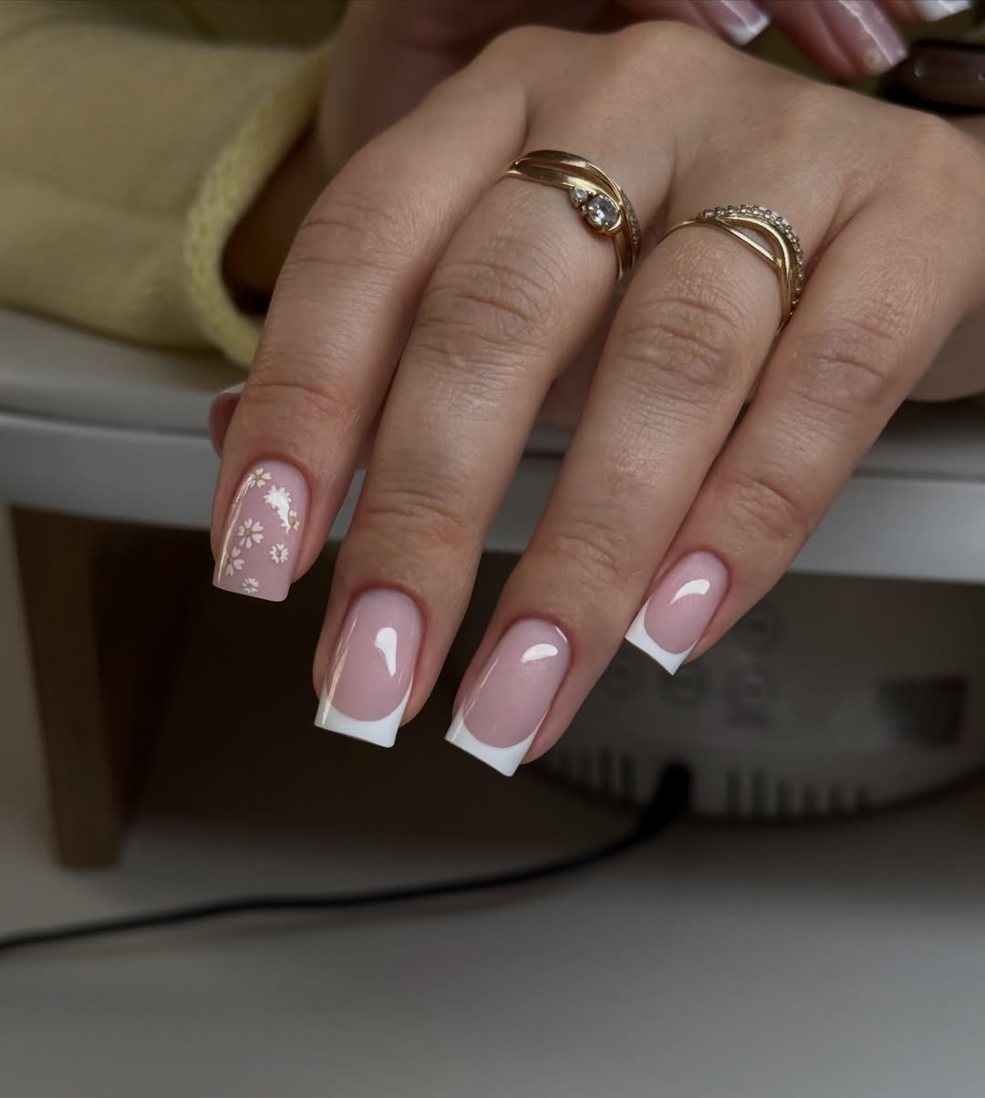 Cute Daisy French Tip Square Nails