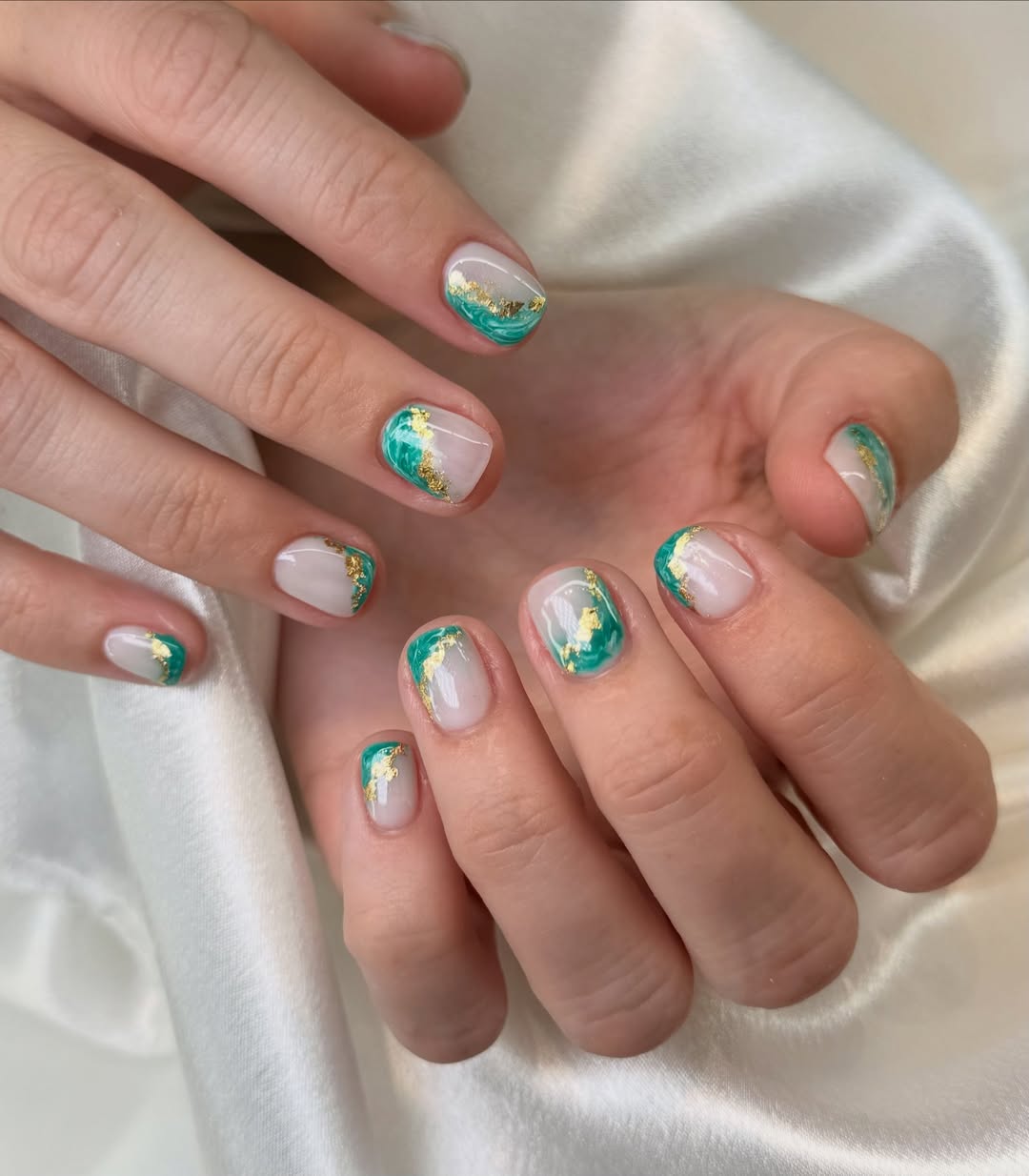 Emerald Swirl Gold Flake Short Round Nails