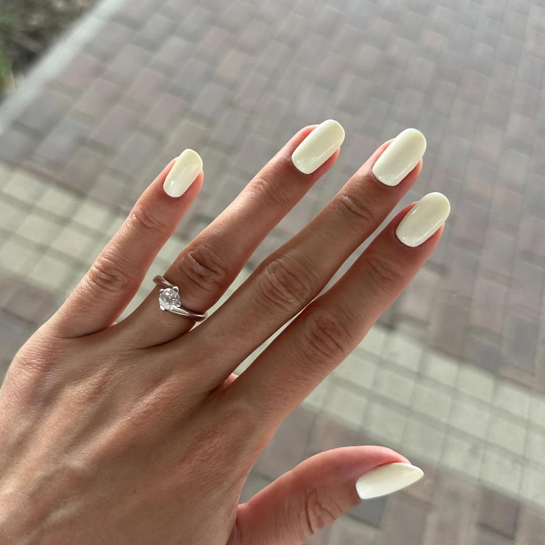 Glossy Off-White Oval Medium Nails