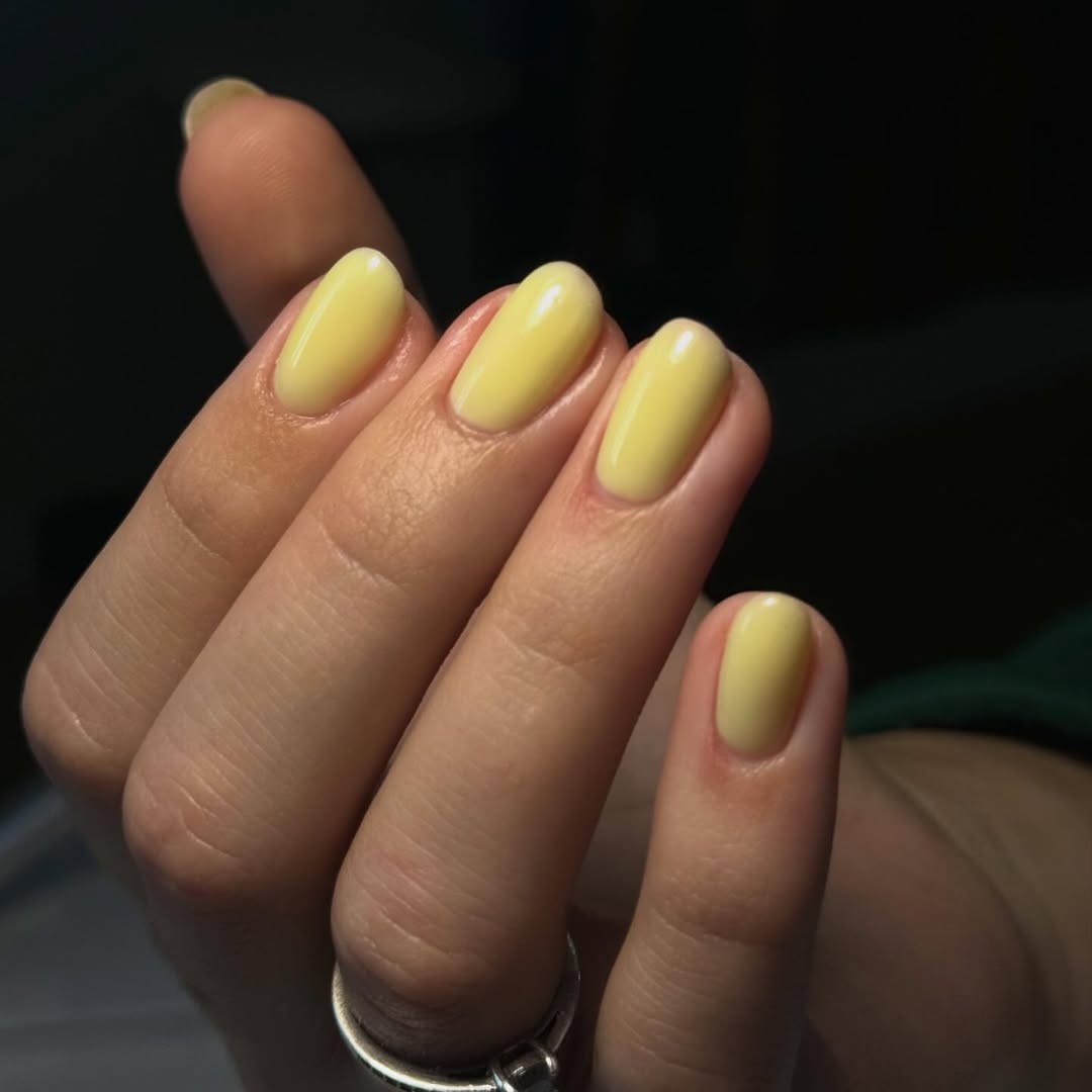 Glossy Pastel Yellow Round Short Nails