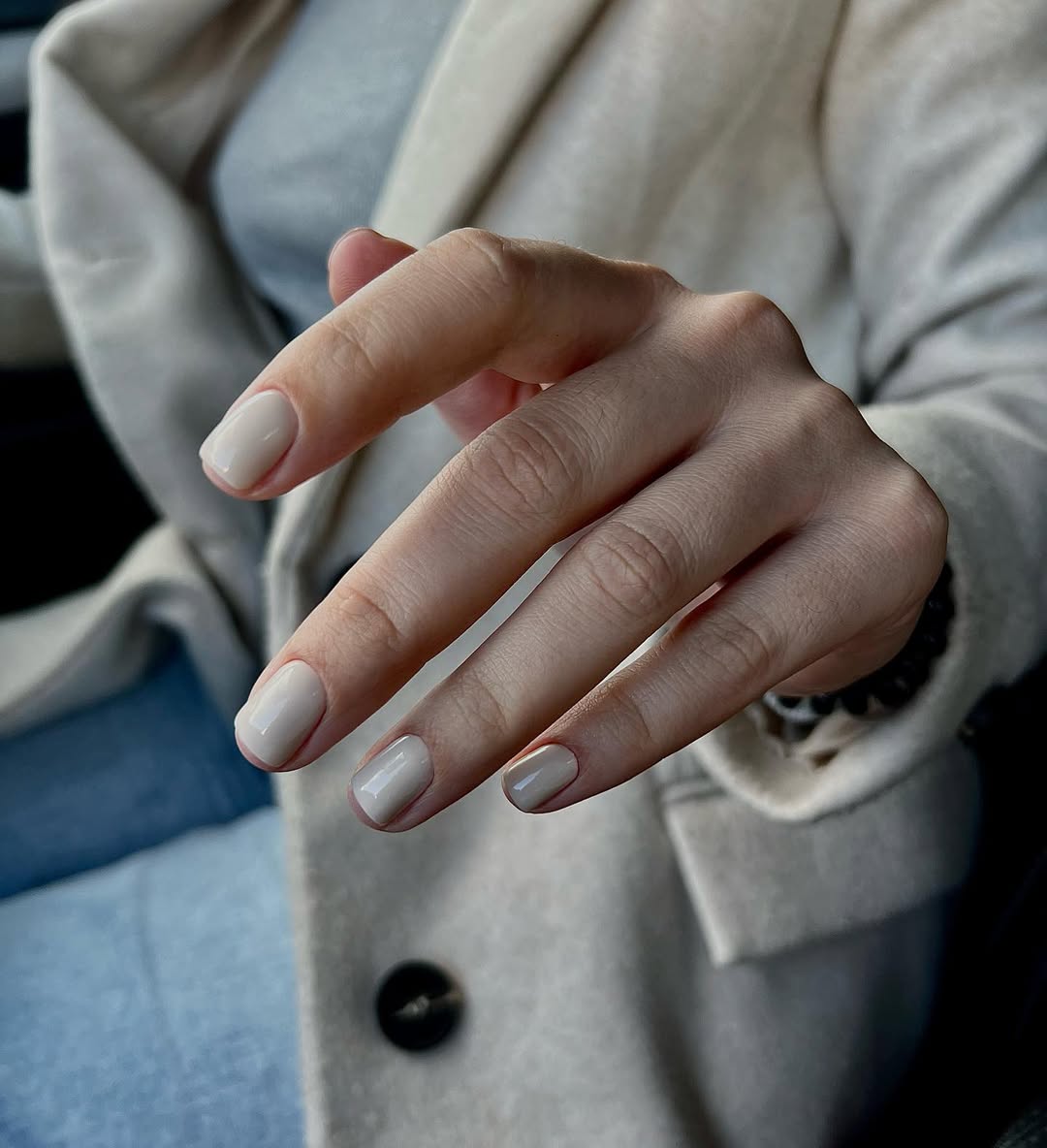 Natural Glossy Off-White Short Square Nails
