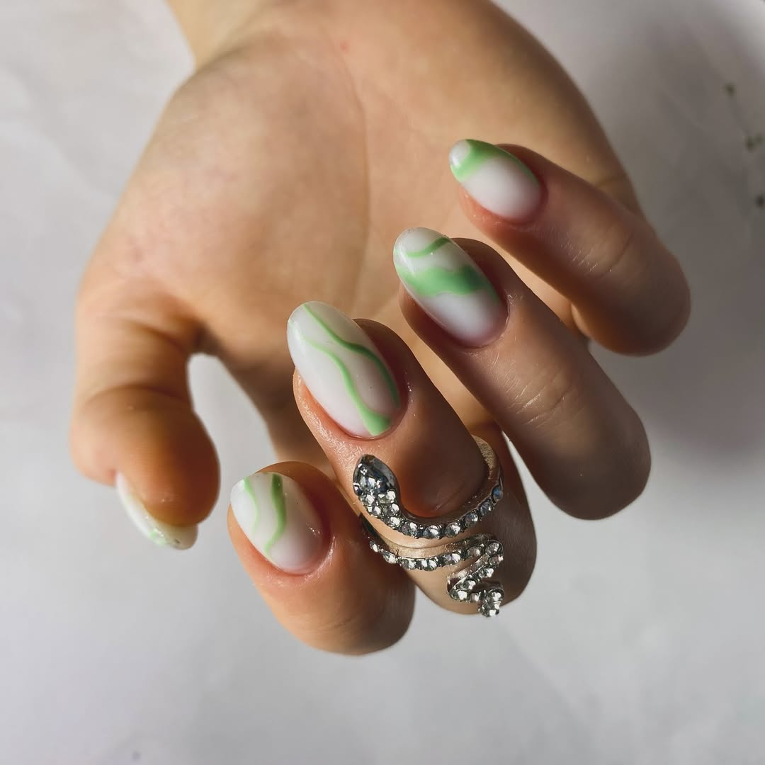 Soft Green Swirl Oval Glossy Art Nails