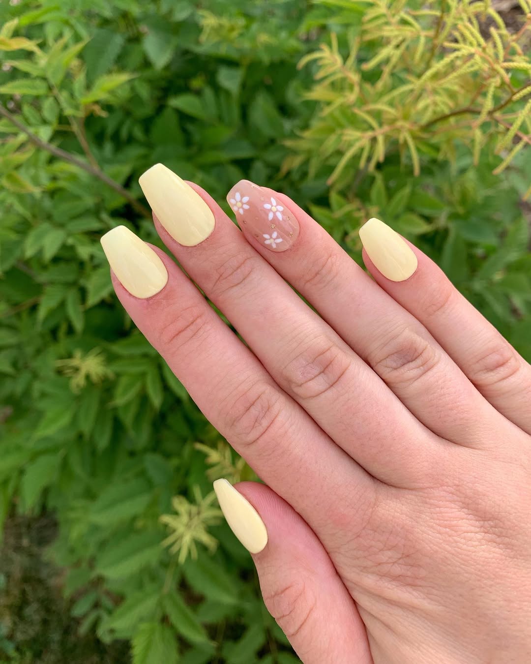 Soft Yellow Daisy Coffin Summer Nails