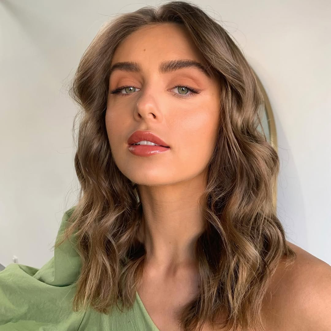 Stunning Summer Beachy Waves Hair 2026 Look Close-up of a woman with long, sun-kissed blonde hair styled in beautiful summer beachy waves hair 2026, ideal for a casual beach day or vacation.
