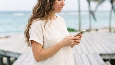 Effortless and chic Coastal Grandmother Heatless Waves in creamy blonde and soft brunette, perfect for everyday or date night. Get relaxed summer beachy waves hair 2026.