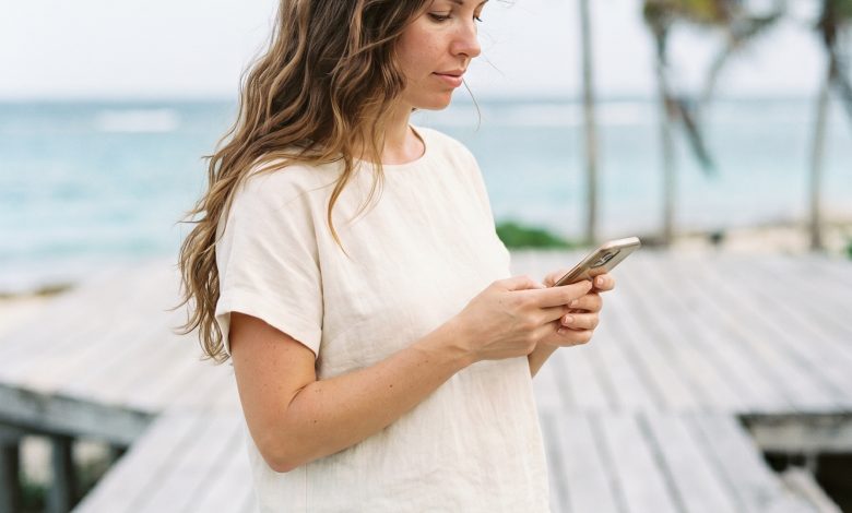 Effortless and chic Coastal Grandmother Heatless Waves in creamy blonde and soft brunette, perfect for everyday or date night. Get relaxed summer beachy waves hair 2026.