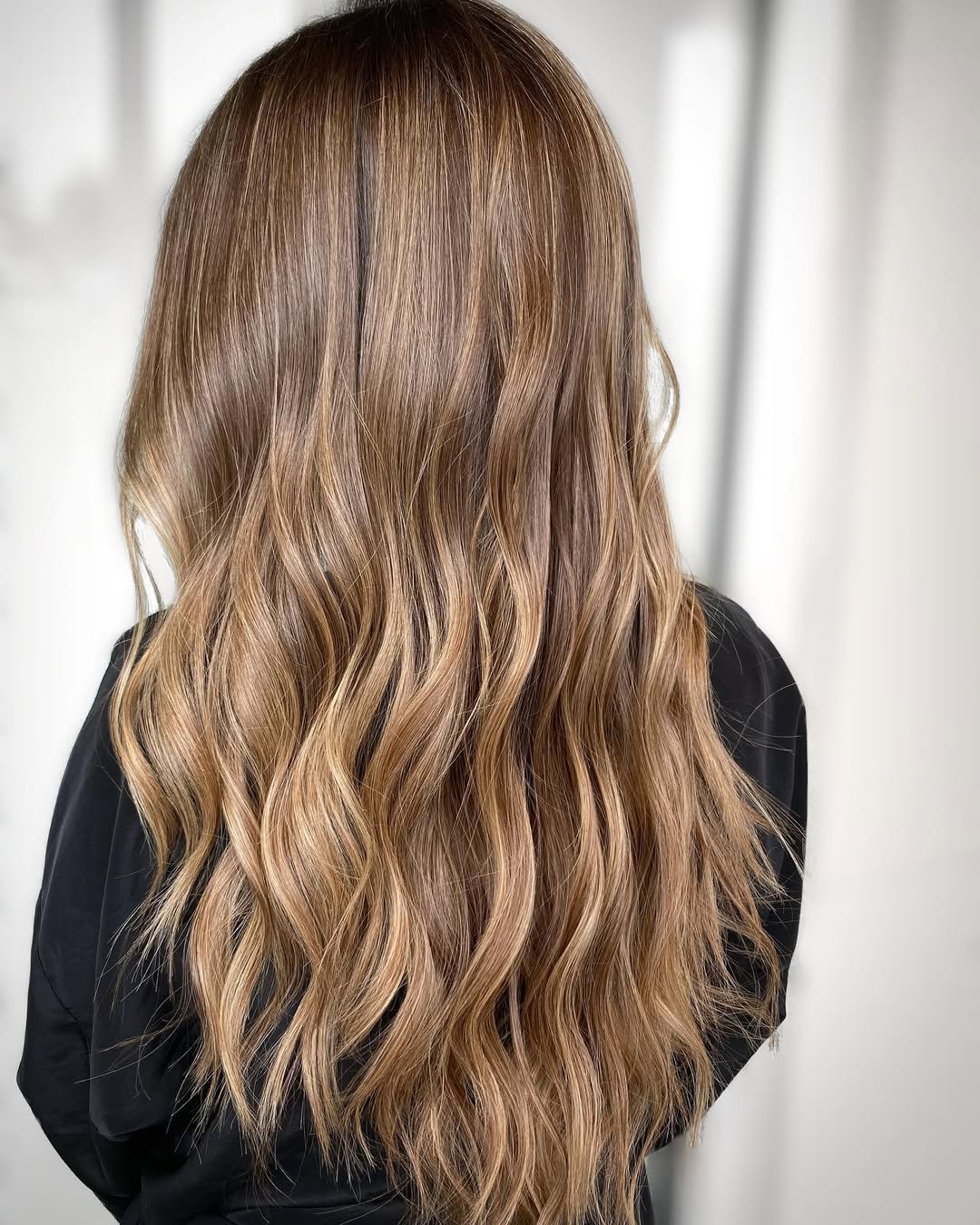 Effortless Summer Beachy Waves Hair 2026 Close-up of a woman with natural-looking summer beachy waves hair, highlighting the effortless texture and sun-kissed blonde highlights, perfect for a casual day.