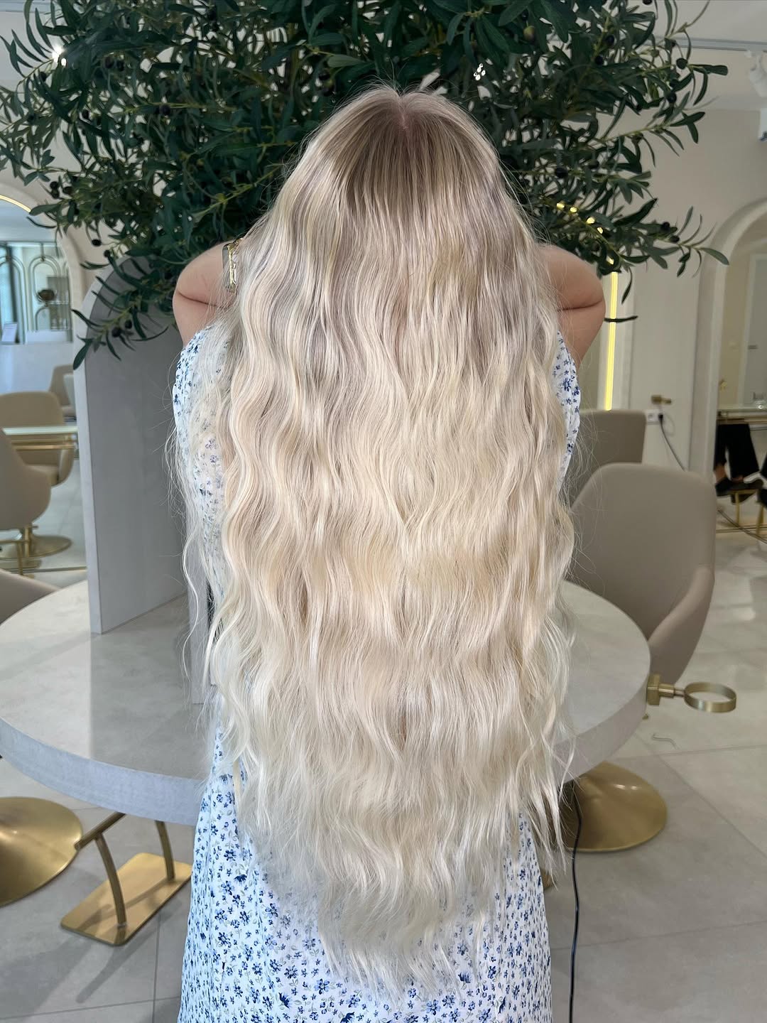 Stunning Summer Beachy Waves Hair 2026 Style Close-up of a woman with beautiful, natural-looking summer beachy waves hair 2026, showcasing soft, sun-kissed blonde locks.