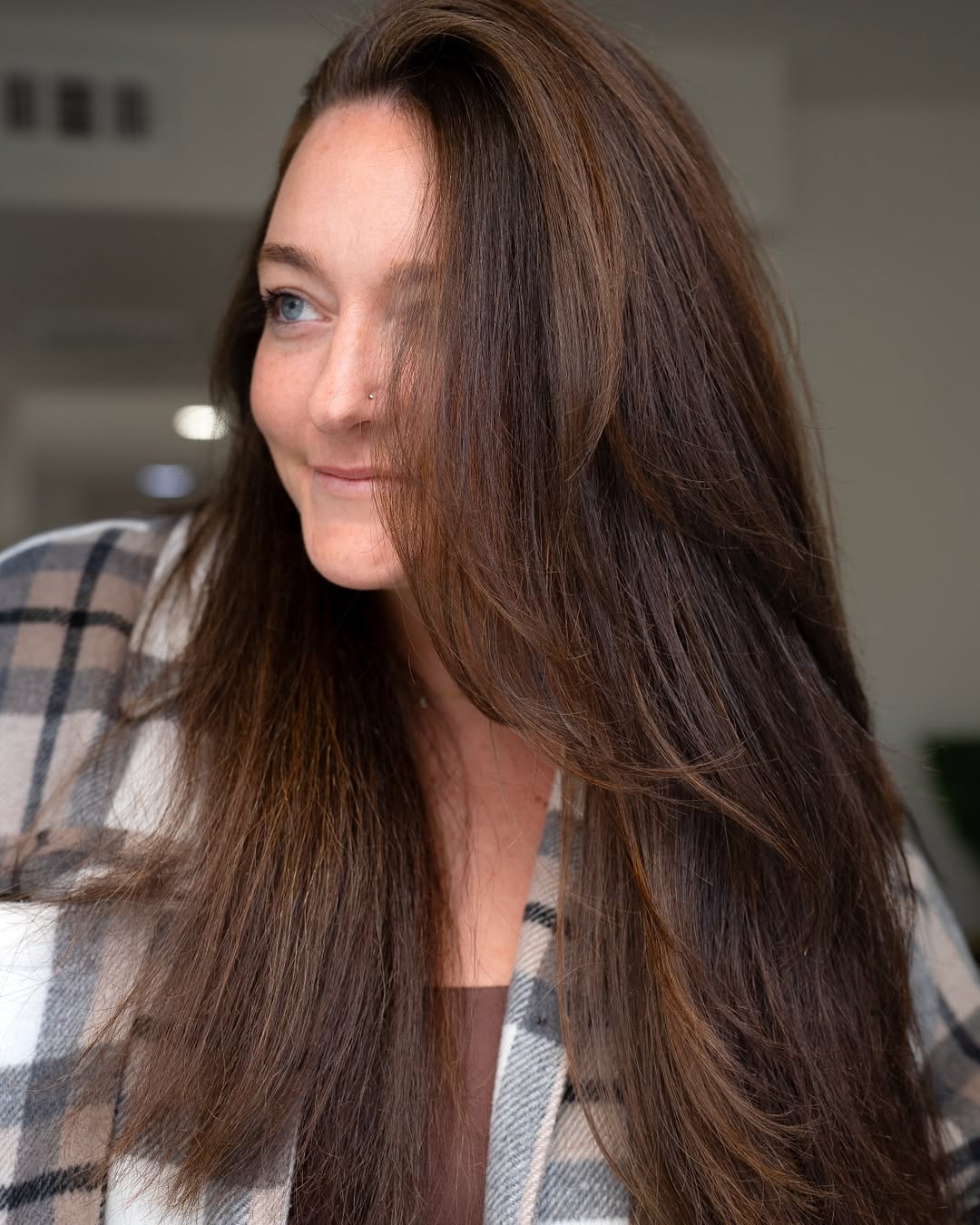Stunning Summer Hair for Brunettes 2026: Wavy & Radiant A brunette woman with long, shiny waves perfect for summer. Her casual, sun-kissed look highlights beautiful summer hair for brunettes 2026 styling.