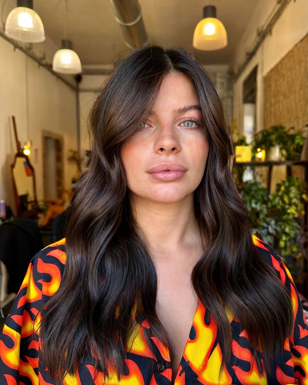 Stunning Summer Hair for Brunettes 2026 Beautiful brunette woman with sun-kissed highlights, styled in loose, wavy summer hair for brunettes 2026. Perfect for a casual beach day or outdoor event.