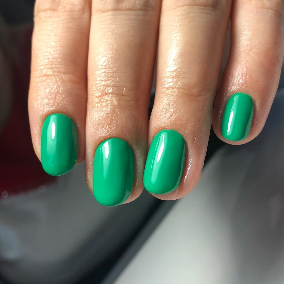 Vibrant Emerald Green Glossy Short Oval Nails