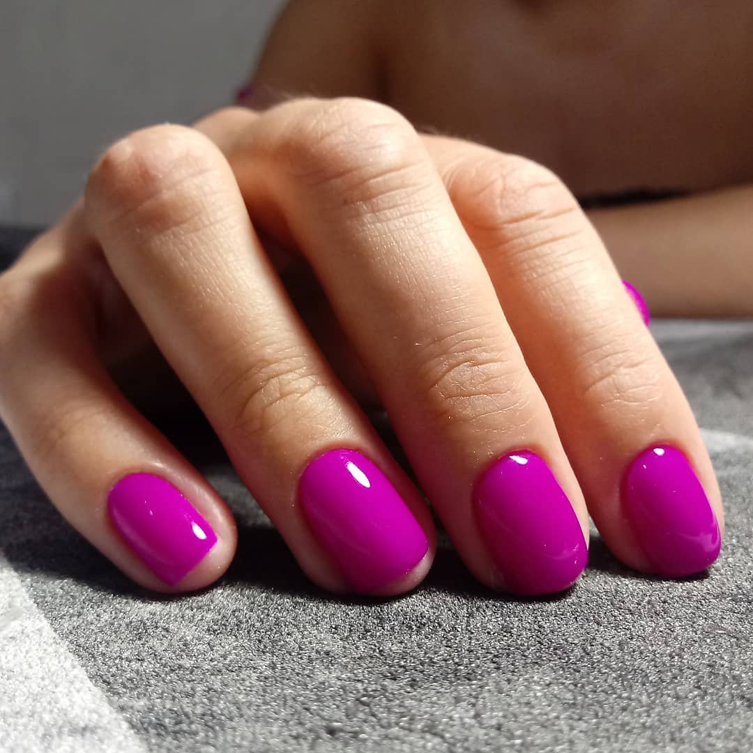 Vibrant Fuchsia Glossy Oval Manicure