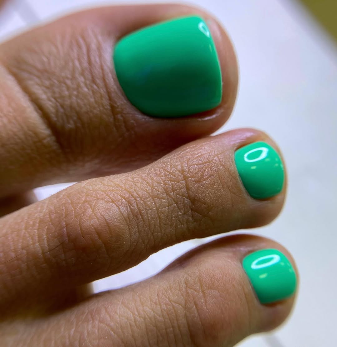 Vibrant Teal Green Glossy Toes Pedicure