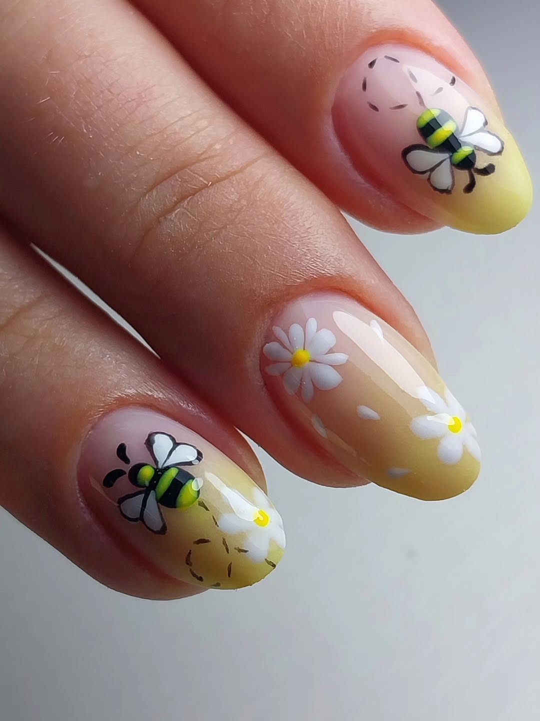 Whimsical Bee and Daisy Gradient Nails