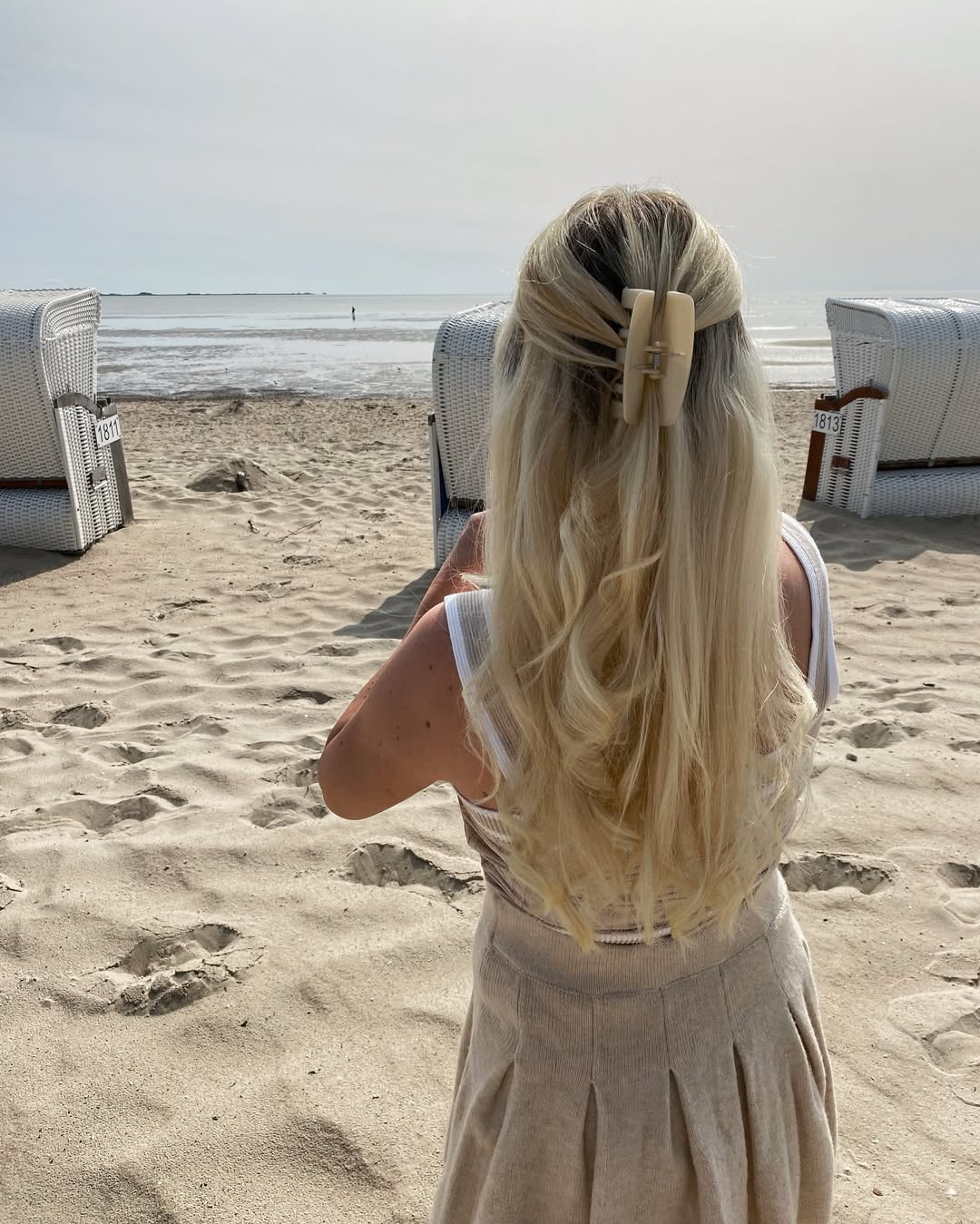 Beachy Half-Up Blonde With Claw Clip