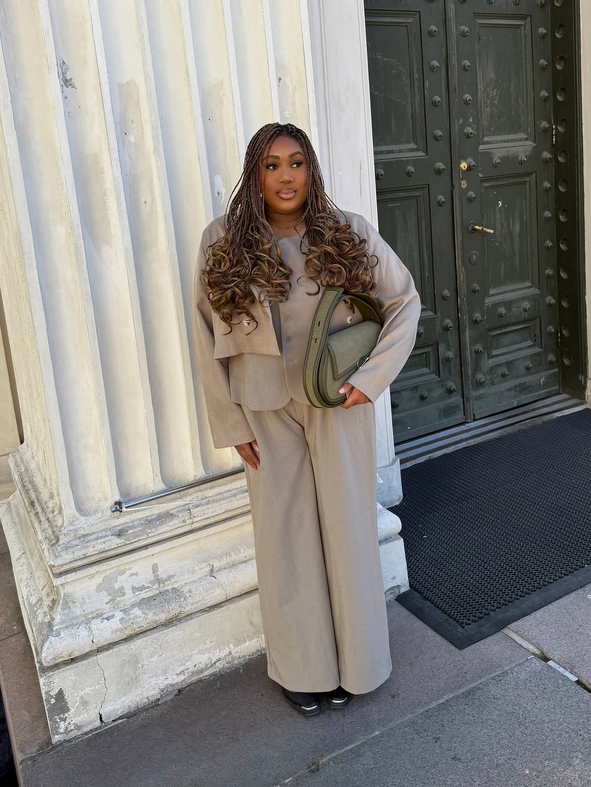 Beige Wide-Leg Trouser Suit With Olive Bag