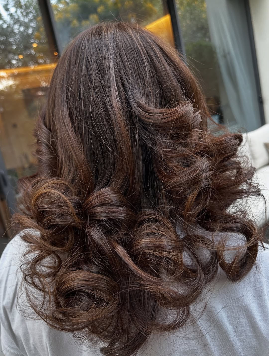 Bouncy Mahogany Waves With Volume