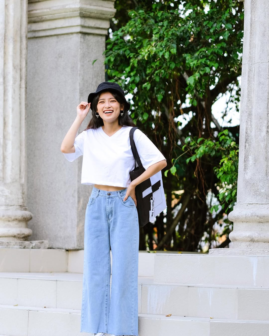 Casual Cropped Tee With Wide Leg Jeans