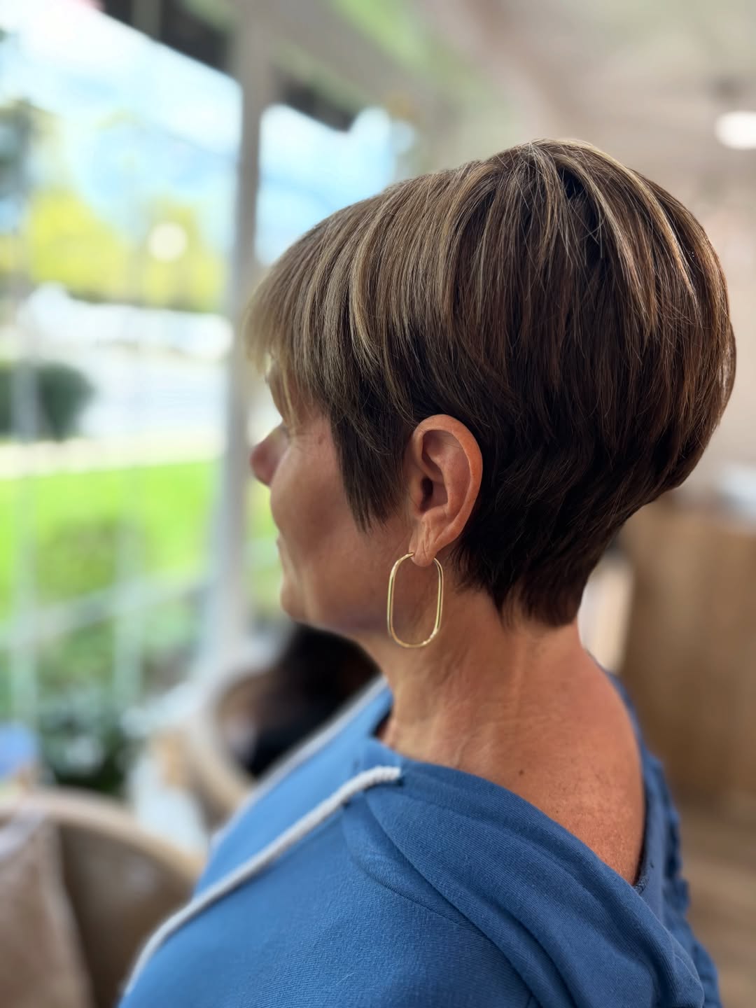 Chic Layered Bob With Subtle Blonde Highlights