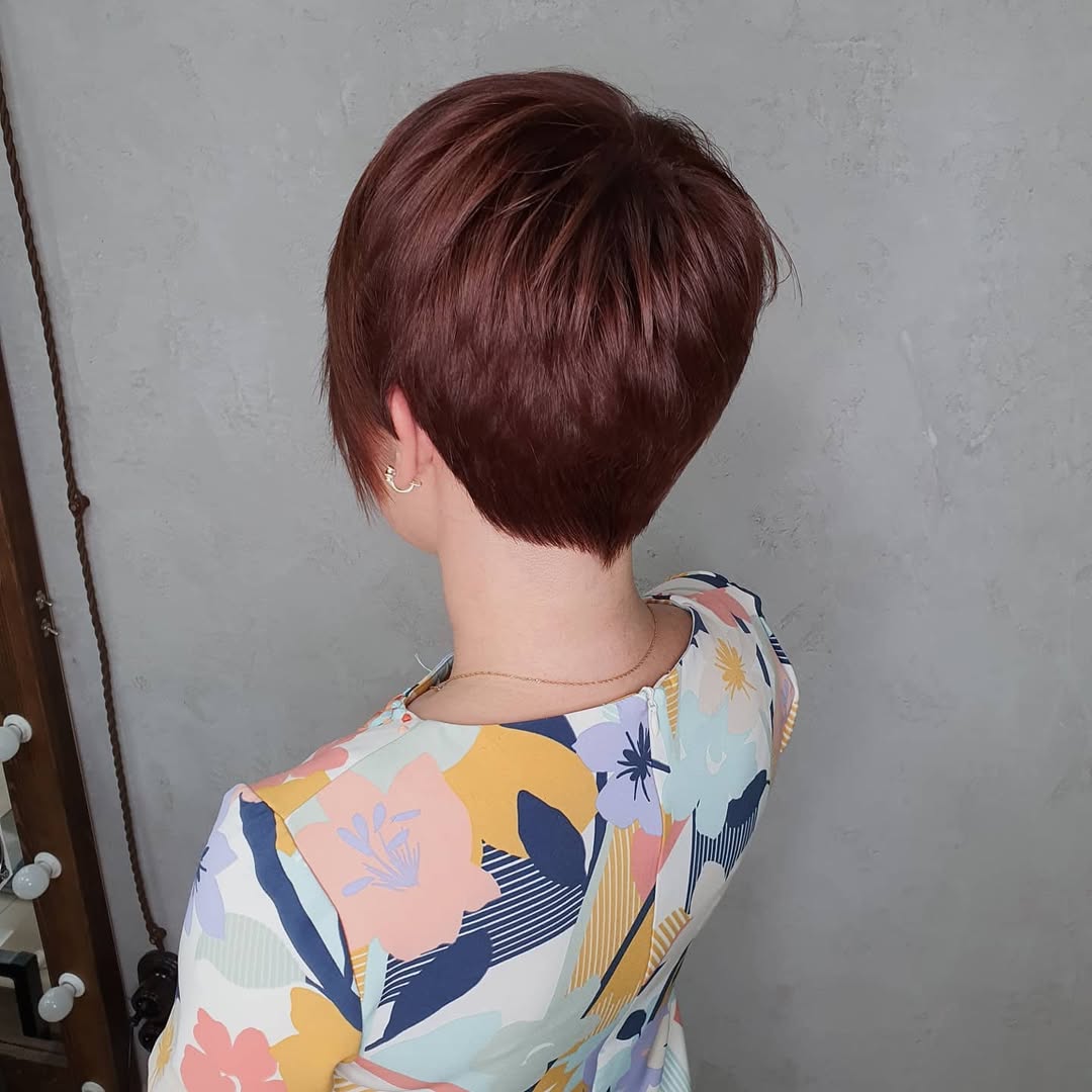 Chic Layered Pixie With Subtle Auburn Undertones