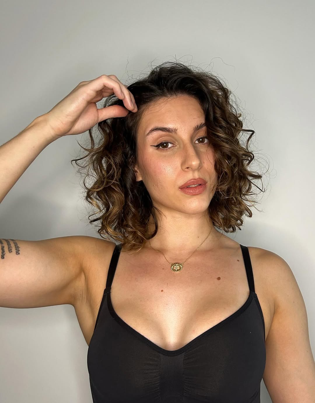 Chic Shoulder-Length Curly Bob With Subtle Highlights