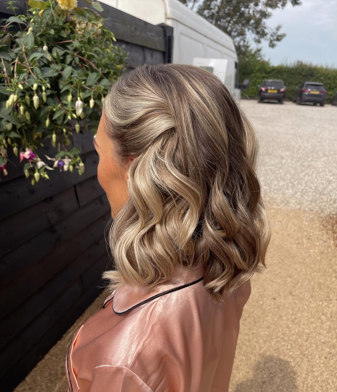 Chic Wavy Lob With Blonde Balayage Style