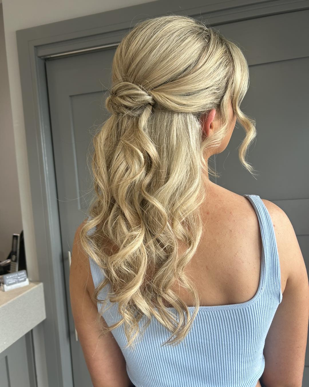 Effortless Half-Up Twisted Knot With Loose Waves