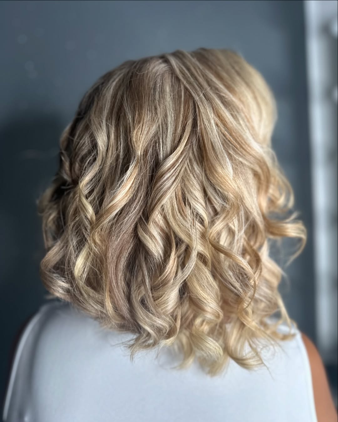 Effortless Honey Blonde Beach Waves Lob