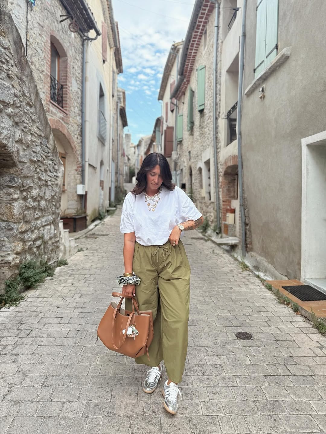 Effortless Olive Cargo Pants With White Tee