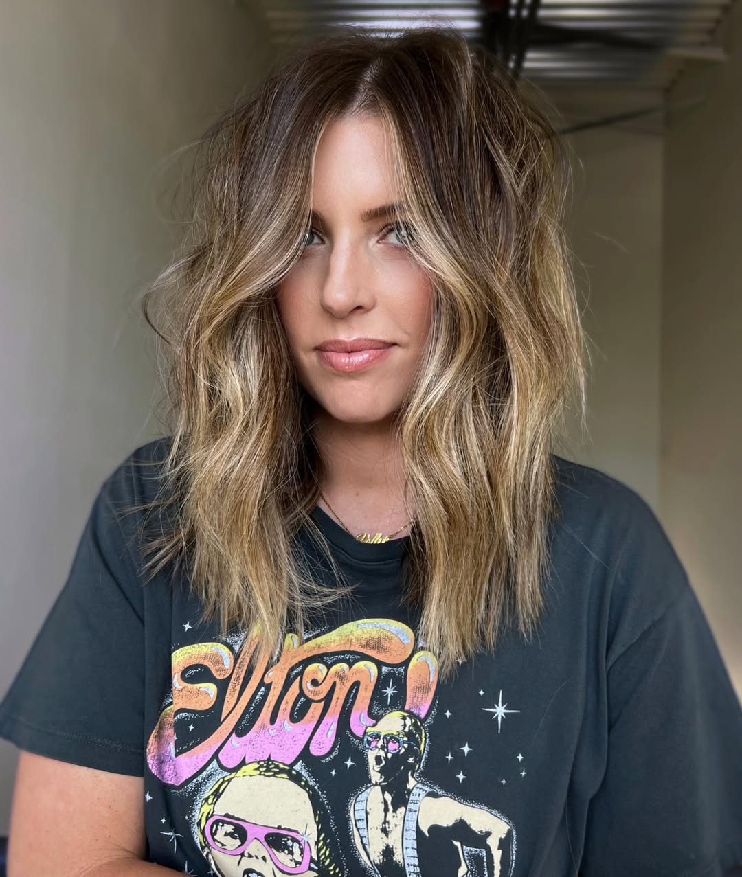 Effortless Wavy Lob with Face-Framing Blonde Balayage