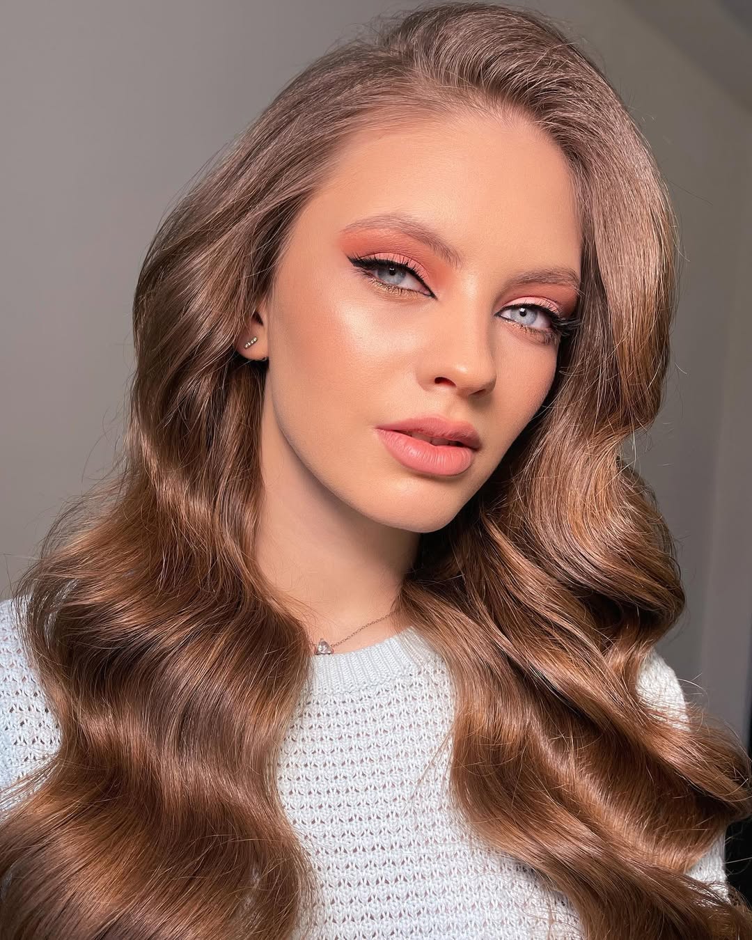 Elegant Hollywood Waves For Brunette Hair