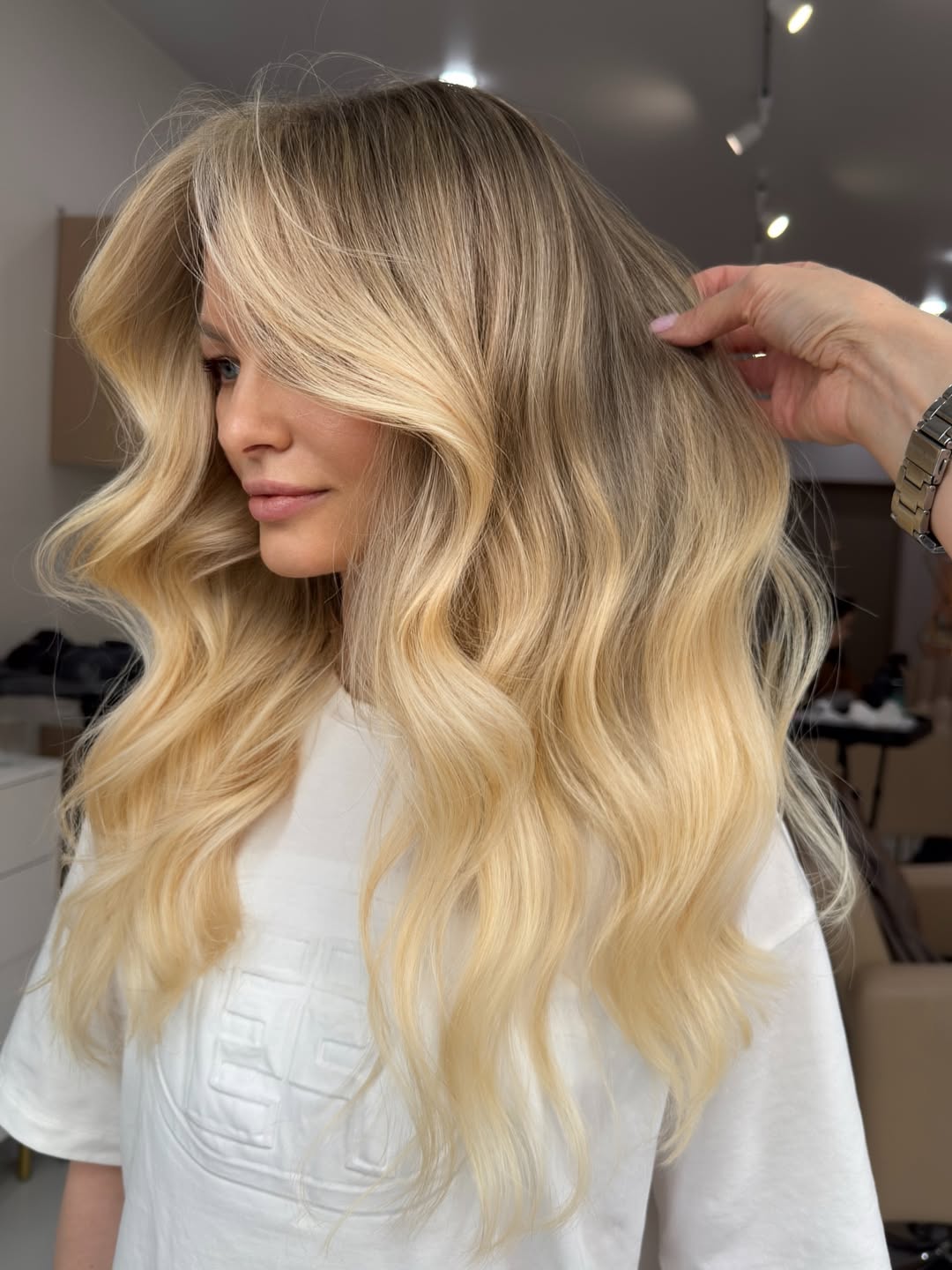 Glamorous Honey Blonde Waves With Shadow Root