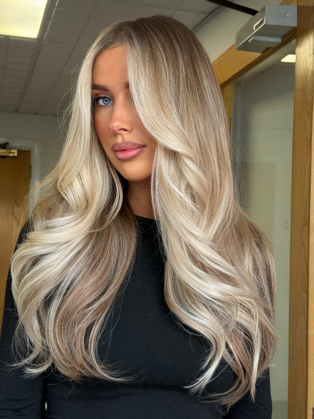 Glamorous Wavy Blonde Hair with Face-Framing Layers
