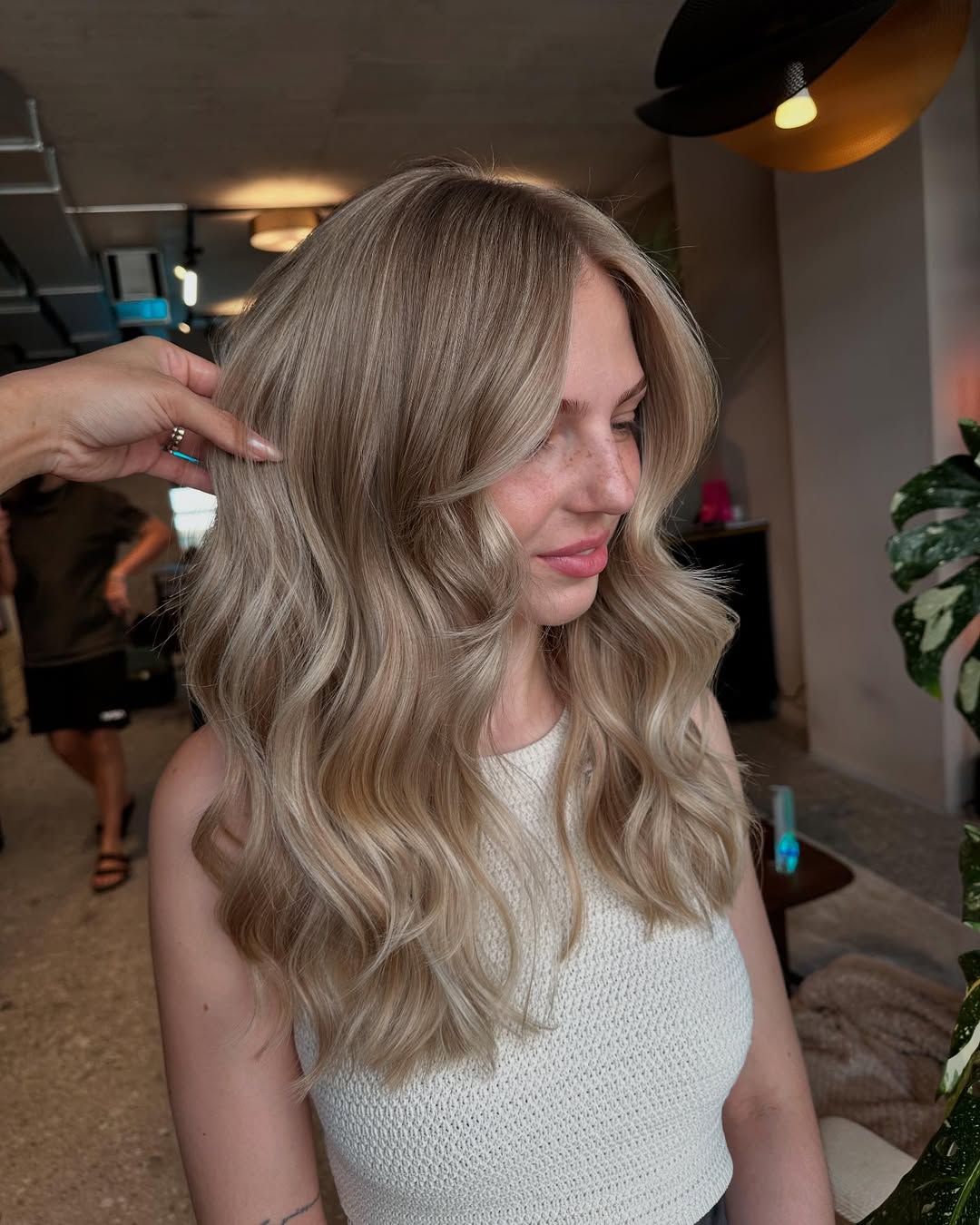 Glamorous Wavy Blonde Hair With Face-Framing Layers