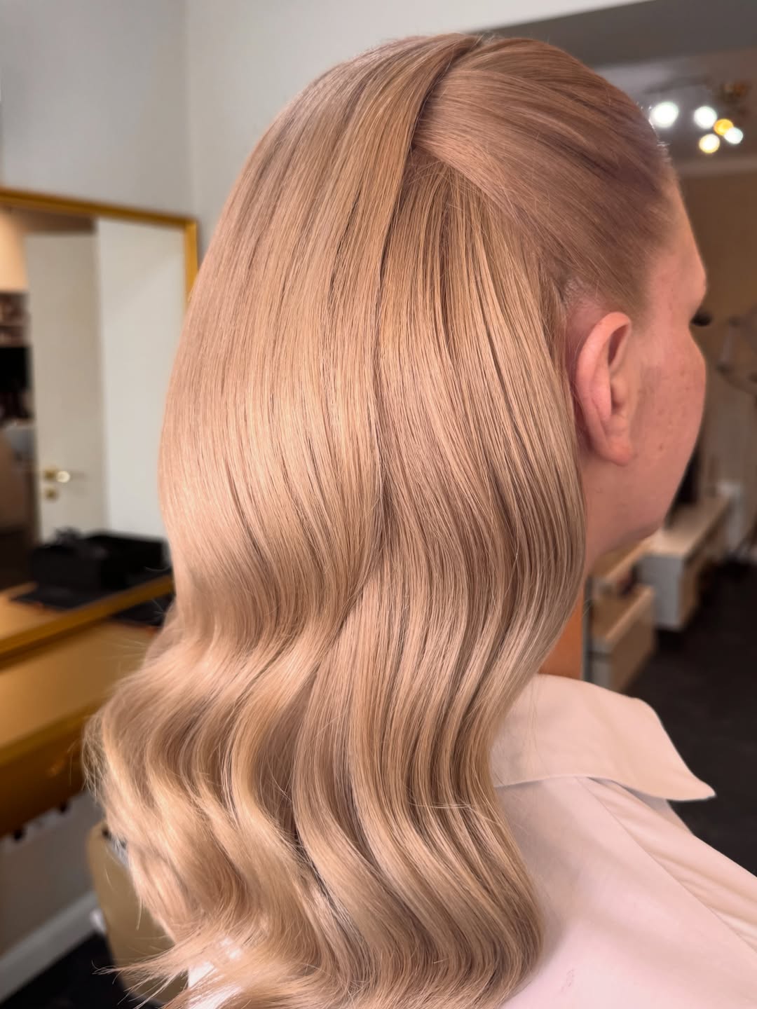 Glamorous Wavy Champagne Blonde Side Swept Style