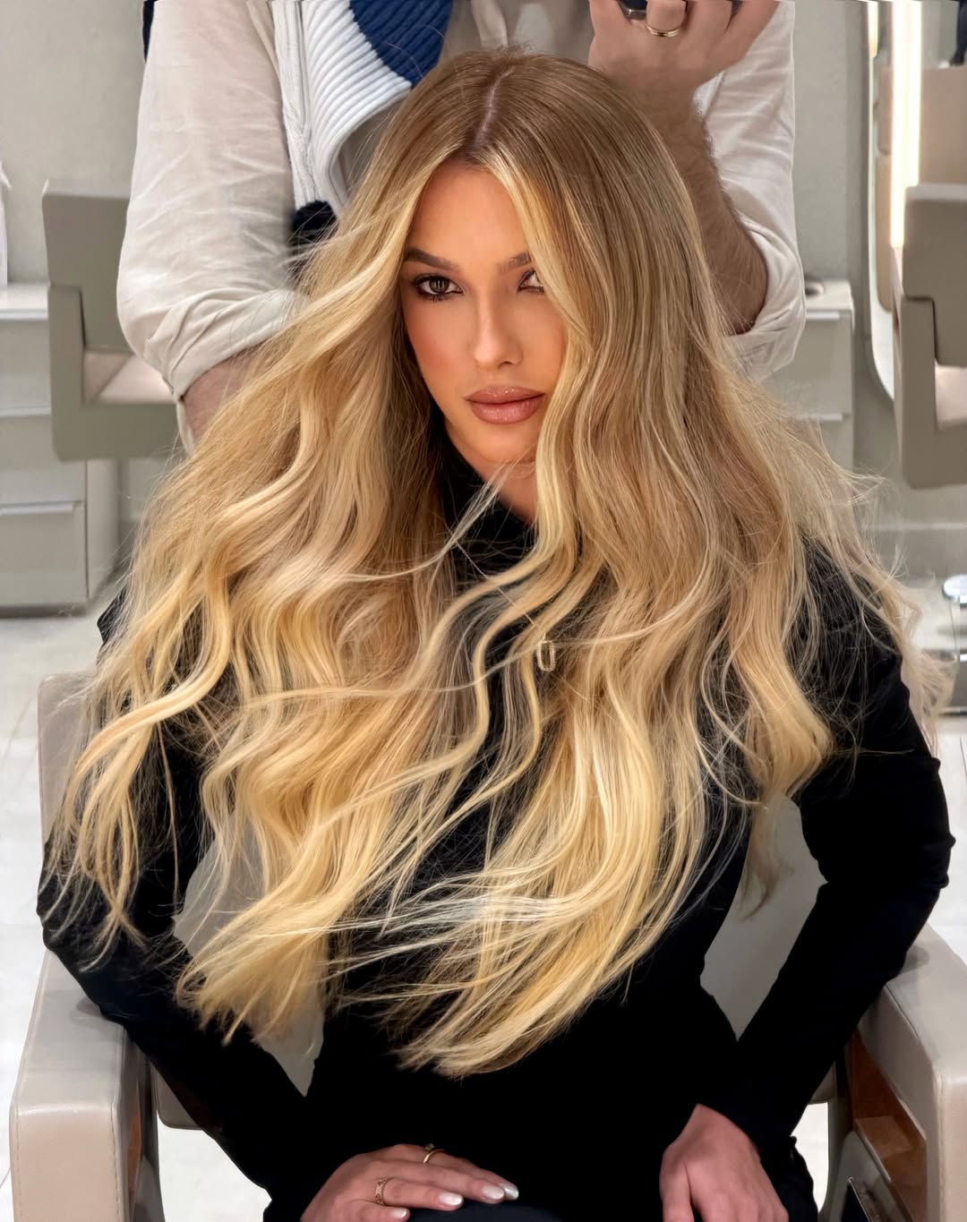 Glamorous Wavy Golden Blonde Hair with Volume