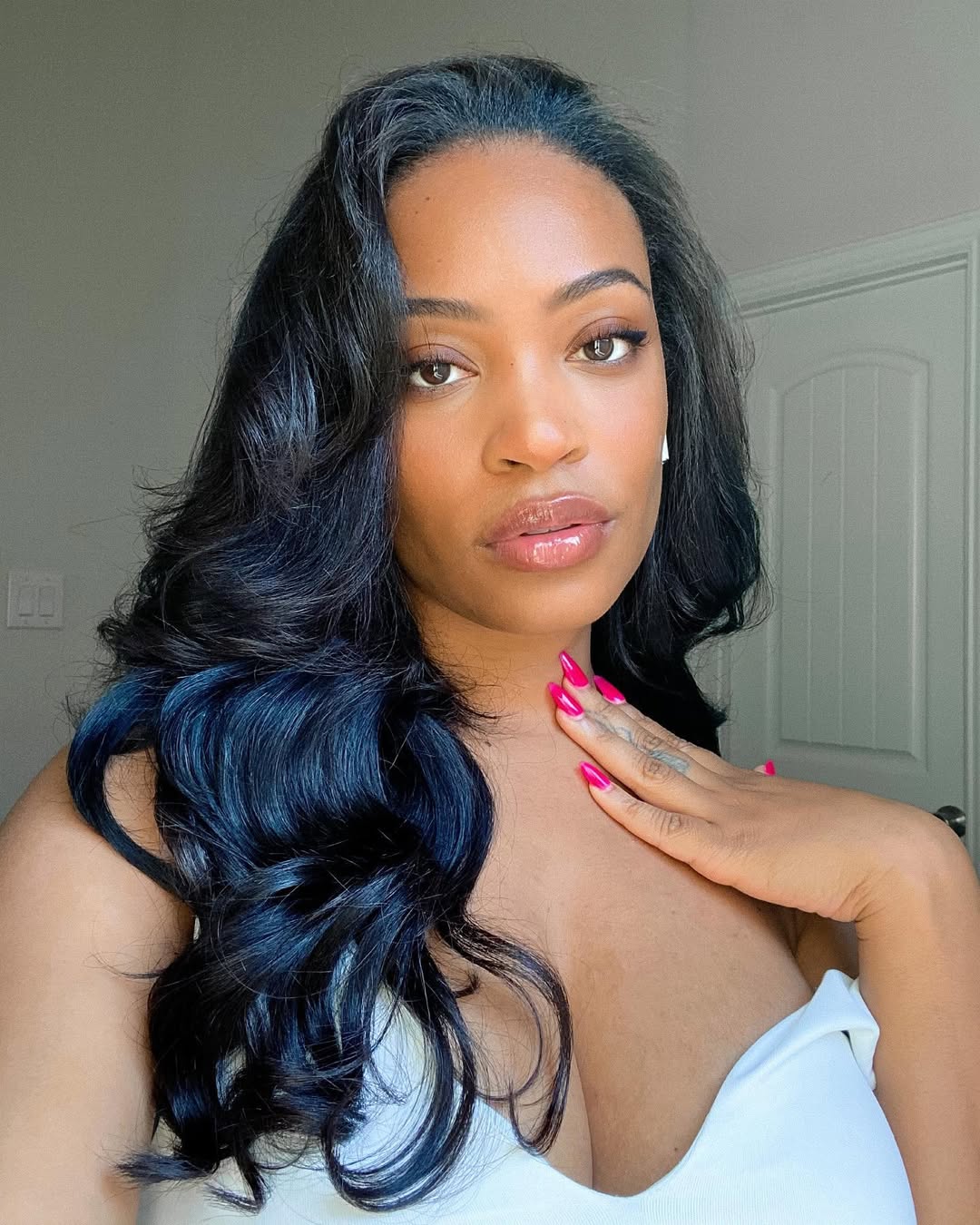 Glamorous Wavy Hair With Subtle Blue Undertones