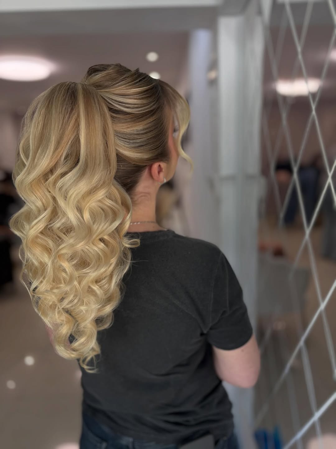Glamorous Wavy High Ponytail With Face-Framing Layers
