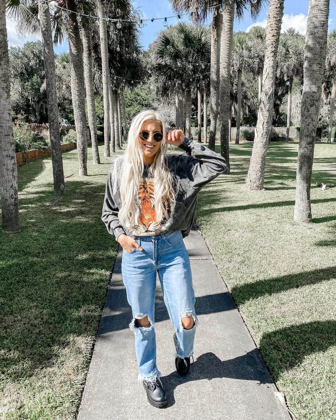 Graphic Sweatshirt With Distressed Denim Casual Fall Look